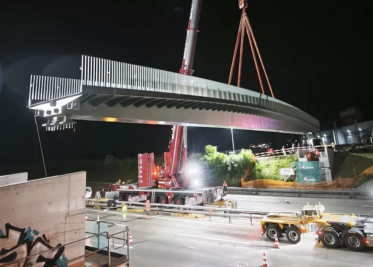 The bridge was prefabricated and delivered as a special transport.