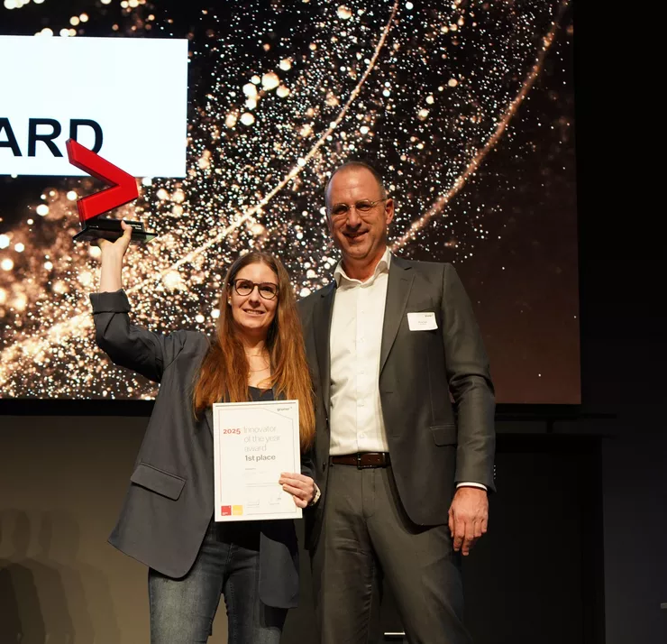 Remise du prix Innovator of the Year 2025 avec Olivier Aebi (CEO) et Mich&egrave;le Heller, la laur&eacute;ate.