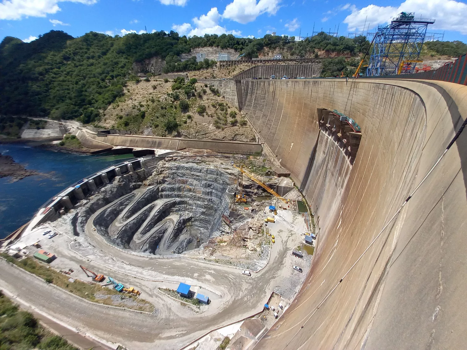 The reshaping of the plungepool amd the spillway gates of the Kariba dam