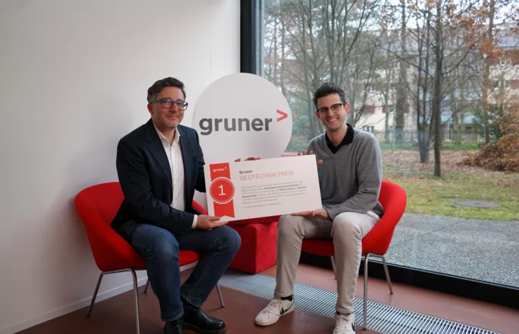 Laurent Pitteloud, Abteilungsleiter Geotechnik, überreicht Federico Somaini den Preis am Gruner Hauptsitz in Basel.