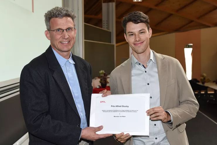 Alexandre Wohnlich überreicht Jan Meier den Stucky-Preis 2024 während der Master-Abschlussfeier an der Eidgenössischen Technischen Hochschule Lausanne 
