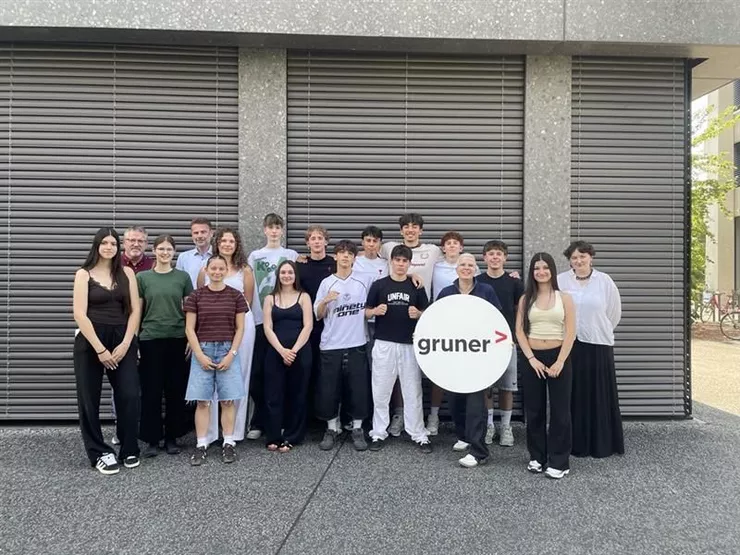 18 Sch&uuml;lerinnen und Sch&uuml;ler des Gymnasiums Muttenz nahmen an der Wirtschaftswoche bei Gruner teil. 