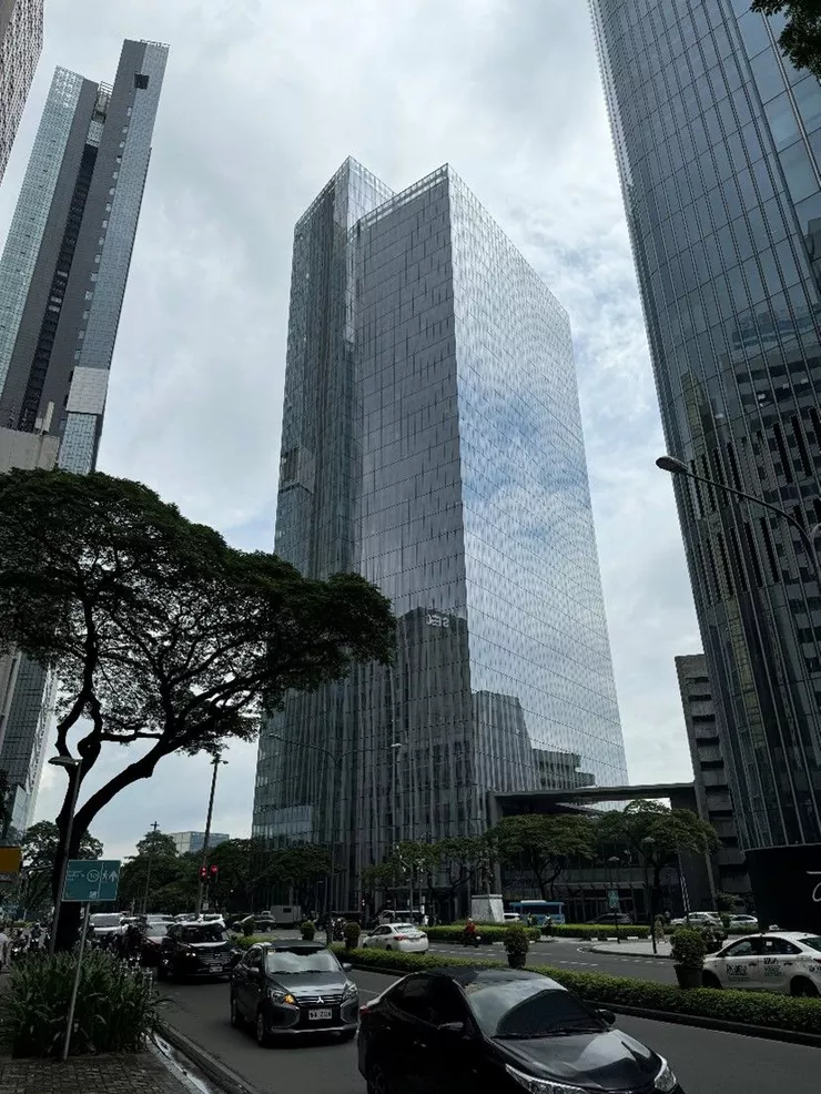 La nouvelle succursale philippine est située dans le Zuellig Building à Makati City.
