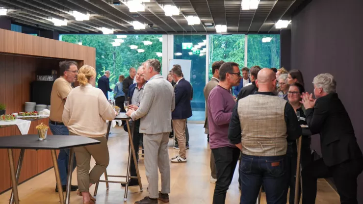 Beim anschliessenden Ap&eacute;ro nutzten die Teilnehmenden die Gelegenheit zum pers&ouml;nlichen Austausch und zur Vernetzung rund um aktuelle Themen im Brandschutz und Hochbau.
