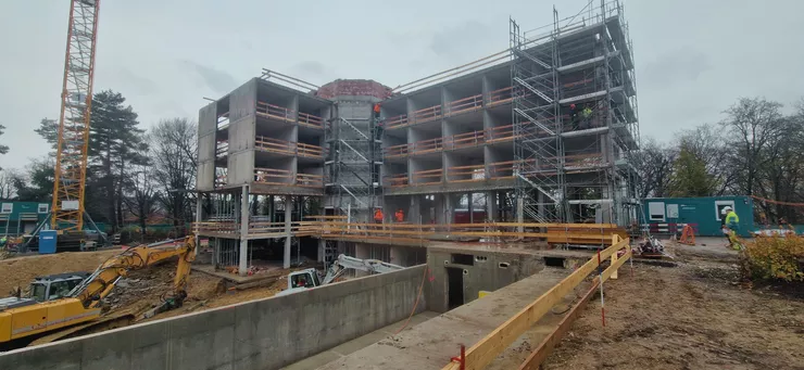 Die Aufnahme zeigt den Rohbau des Projekts Hagenb&uuml;ndten w&auml;hrend der Bauphase mit bestehender Betonstruktur, Ger&uuml;stkonstruktion und neuen Bauelementen im Sinne des Re-Use-Prinzips.