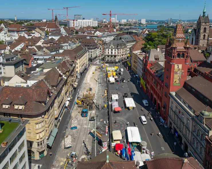 Erneuerung der Tramgleise am Basler Marktplatz im historischen Stadtzentrum.