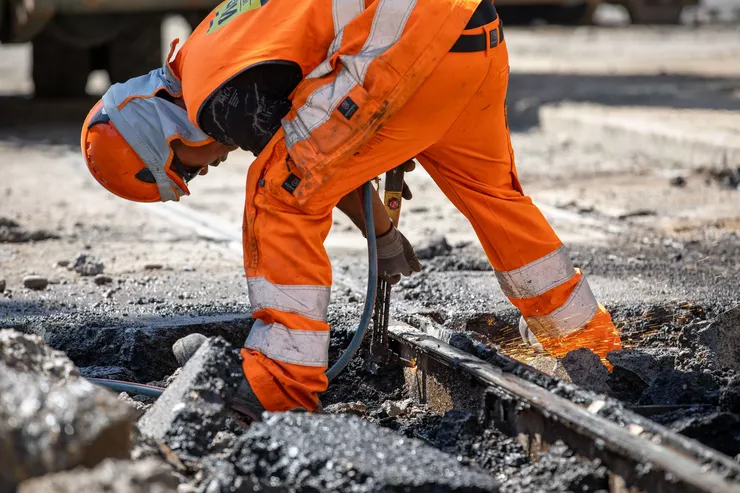 Pr&auml;zise Arbeiten an den Tramgleisen im Zuge der Gleiserneuerung am Basler Marktplatz.