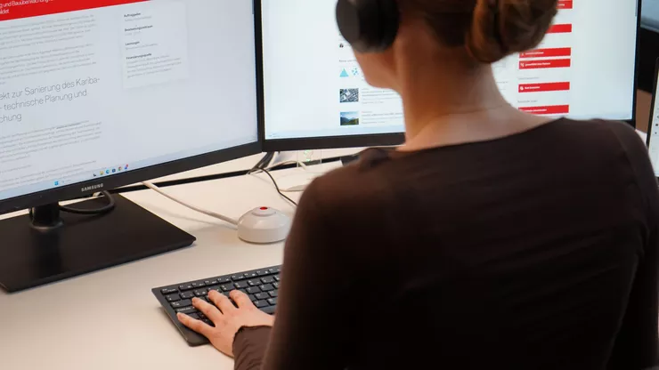 Employee at a Gruner workstation